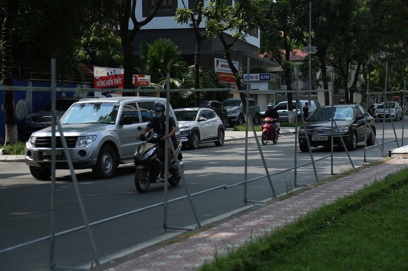 Rao chan de xen dai phan cach duong Van Cao va Lieu Giai, giao thong thuan loi - Hinh anh 3